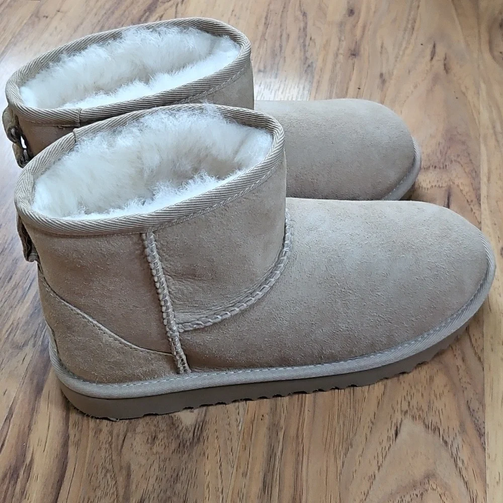 UGG Kid's Classic Mini II - Brand New With Tags - Picture 3 of 6